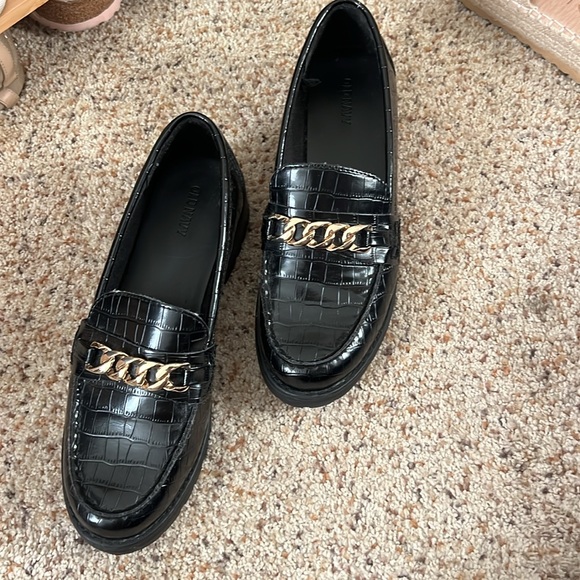 Black Women’s size 9 Snake Skin Loafers - Picture 2 of 5